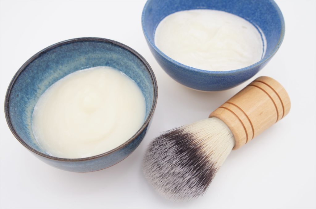 Photographie de deux pots en céramique pour le rasage de la barbe + blaireau