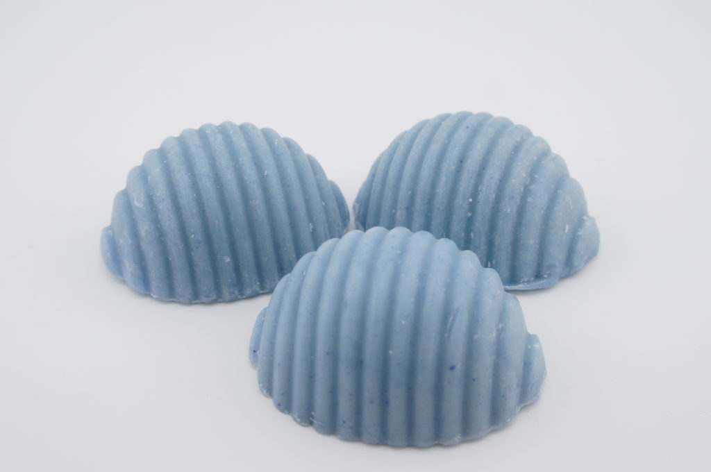 photographie de trois savons solides bleus